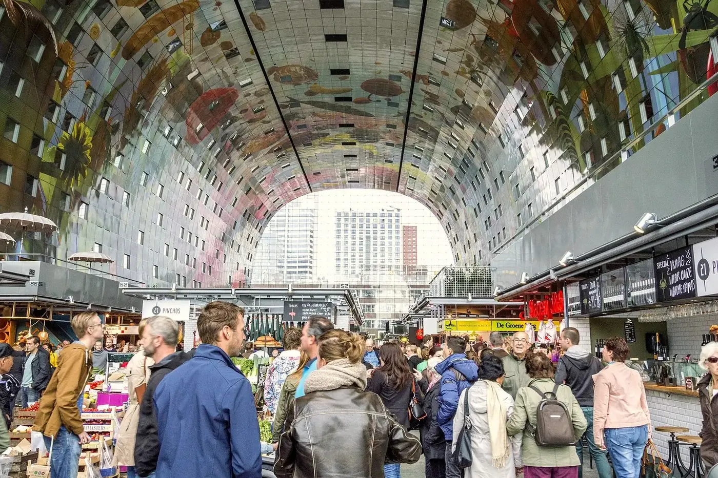Binnen in de Markthal in Rotterdam